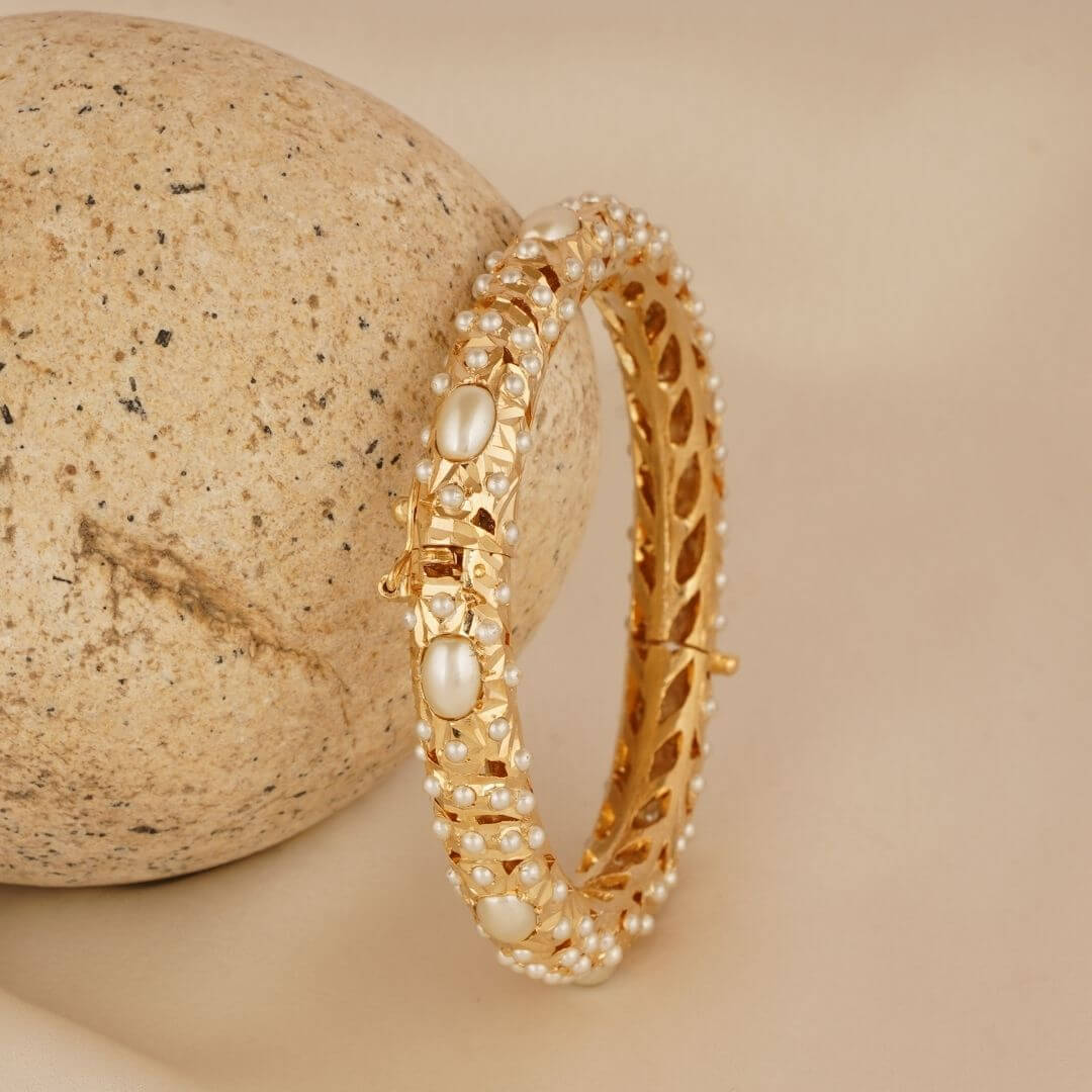 STUNNING OPENABLE PEARL JADAU KADA