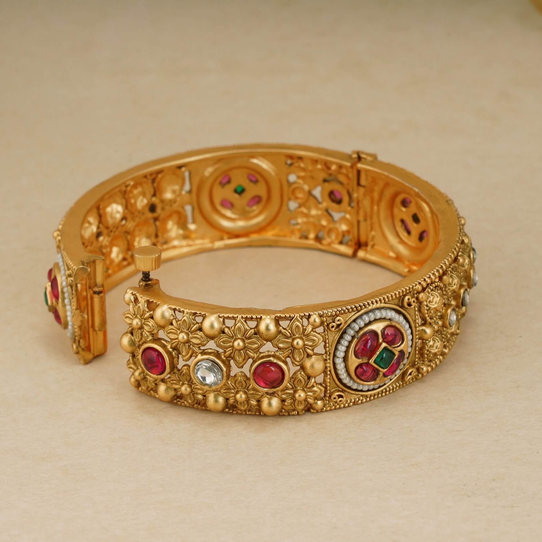 BEAUTIFUL FLORAL GOLD PLATED STONE KADA