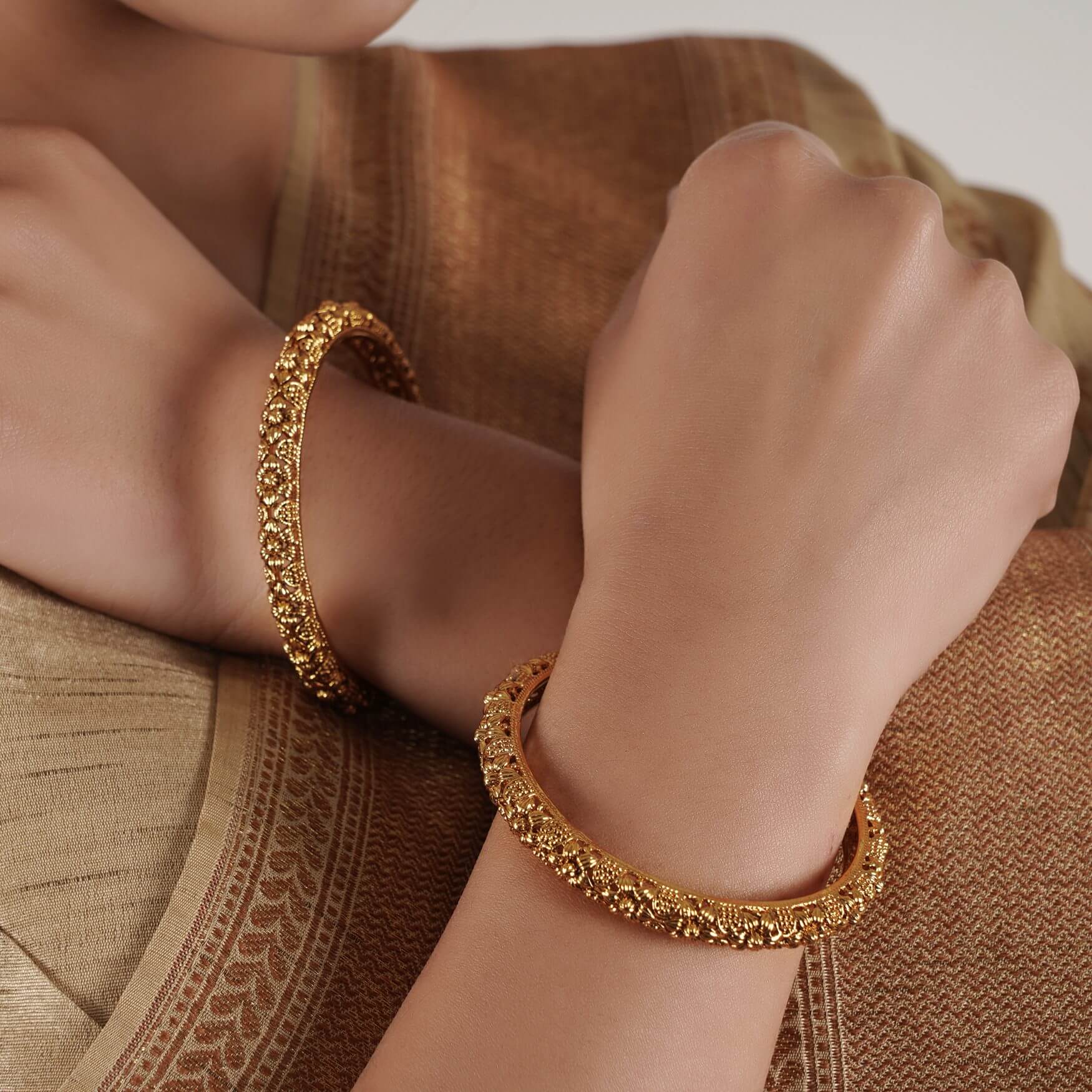 ANTIQUE GOLD FLORAL MOTIF BANGLE SET