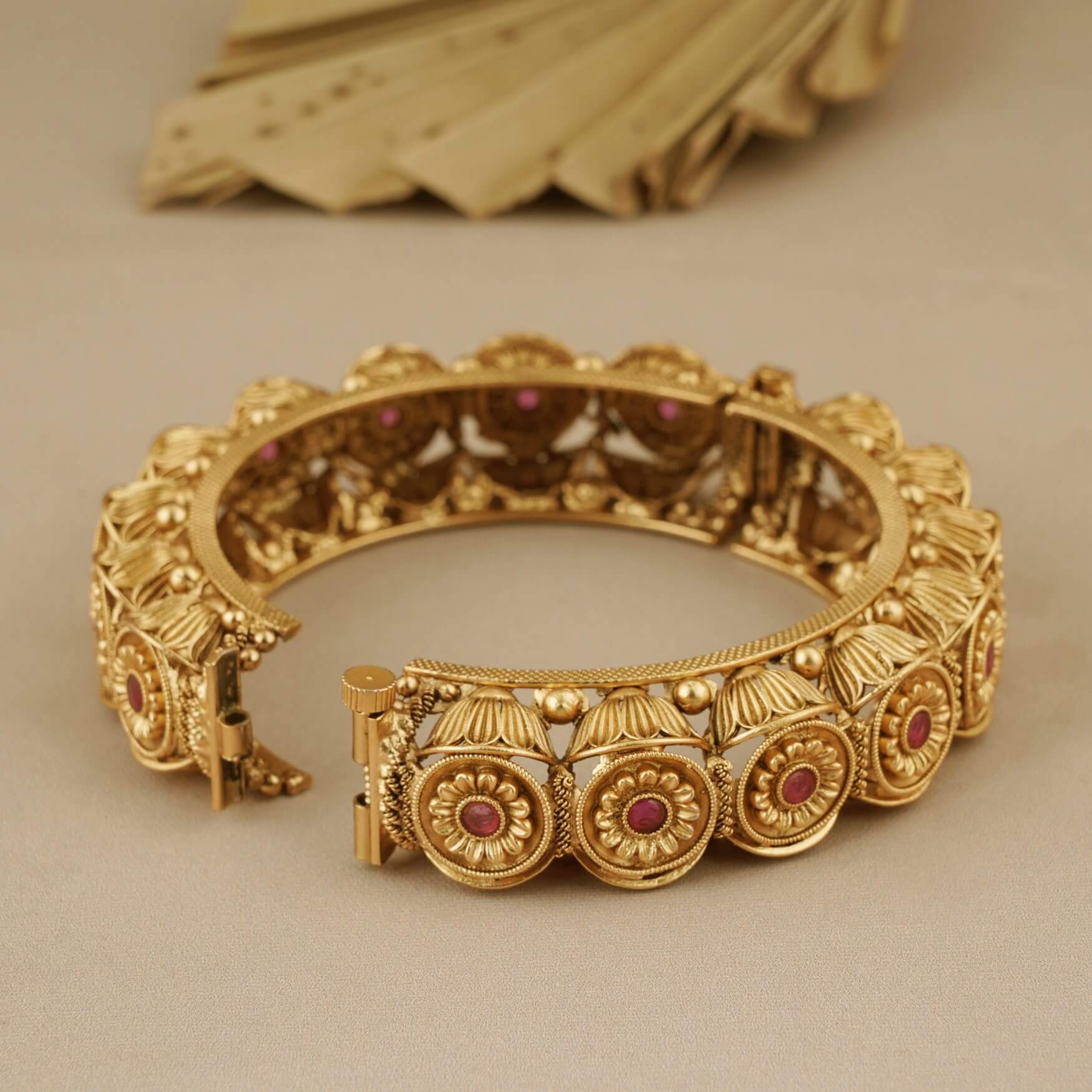 FLORAL MOTIF GOLD PLATED STONE OPENABLE KADA