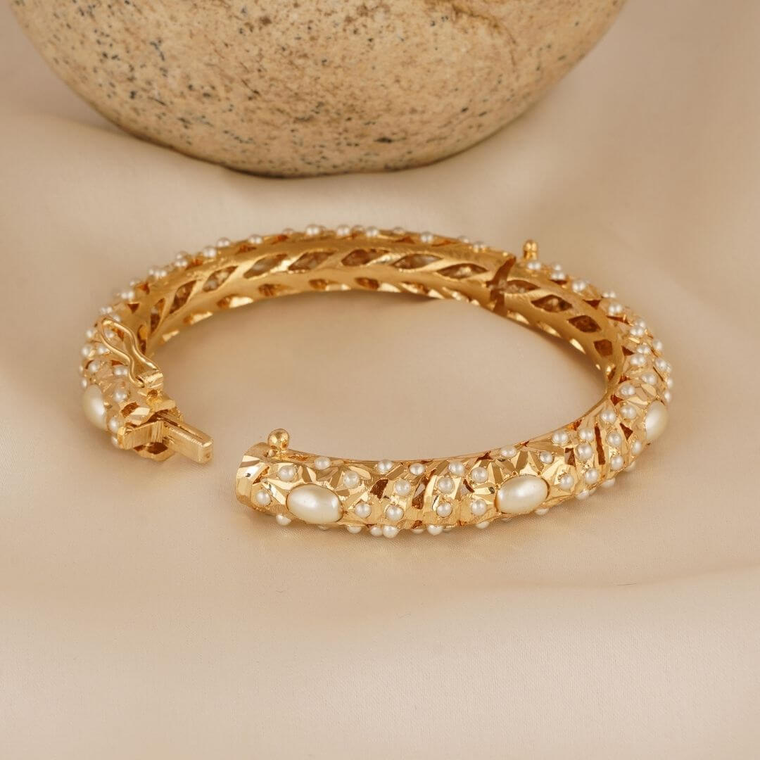 STUNNING OPENABLE PEARL JADAU KADA